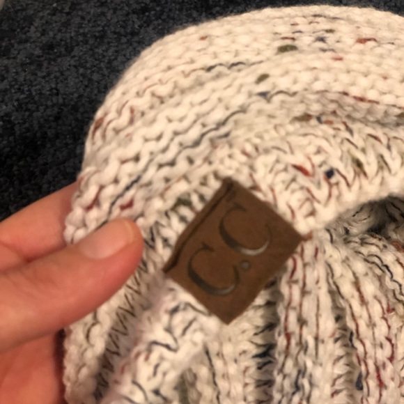 Accessories - Messy bun beanie Accessories - Messy bun beanie